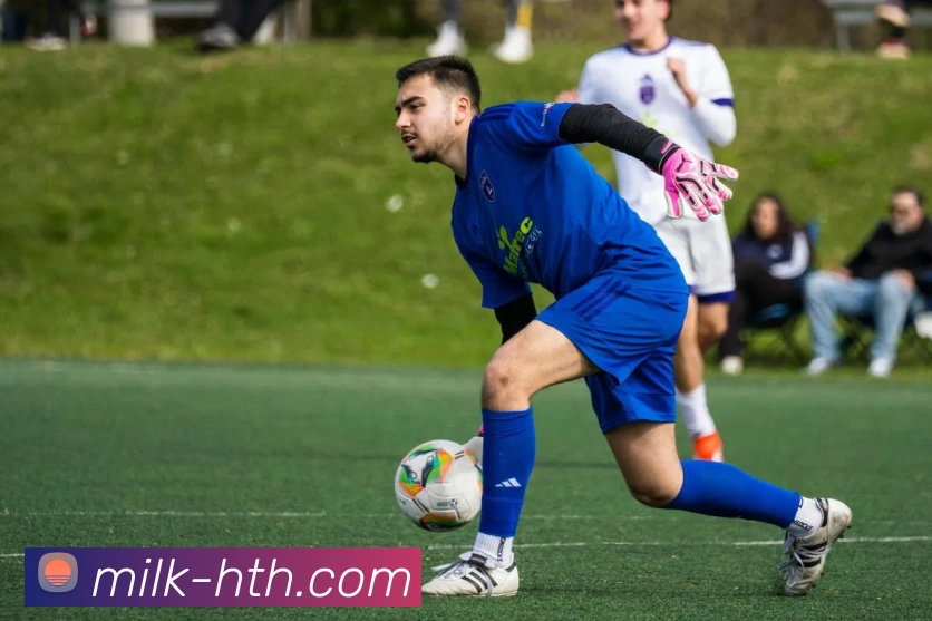 足球明星Q版画作展现球场魅力与个性化风采的艺术之旅